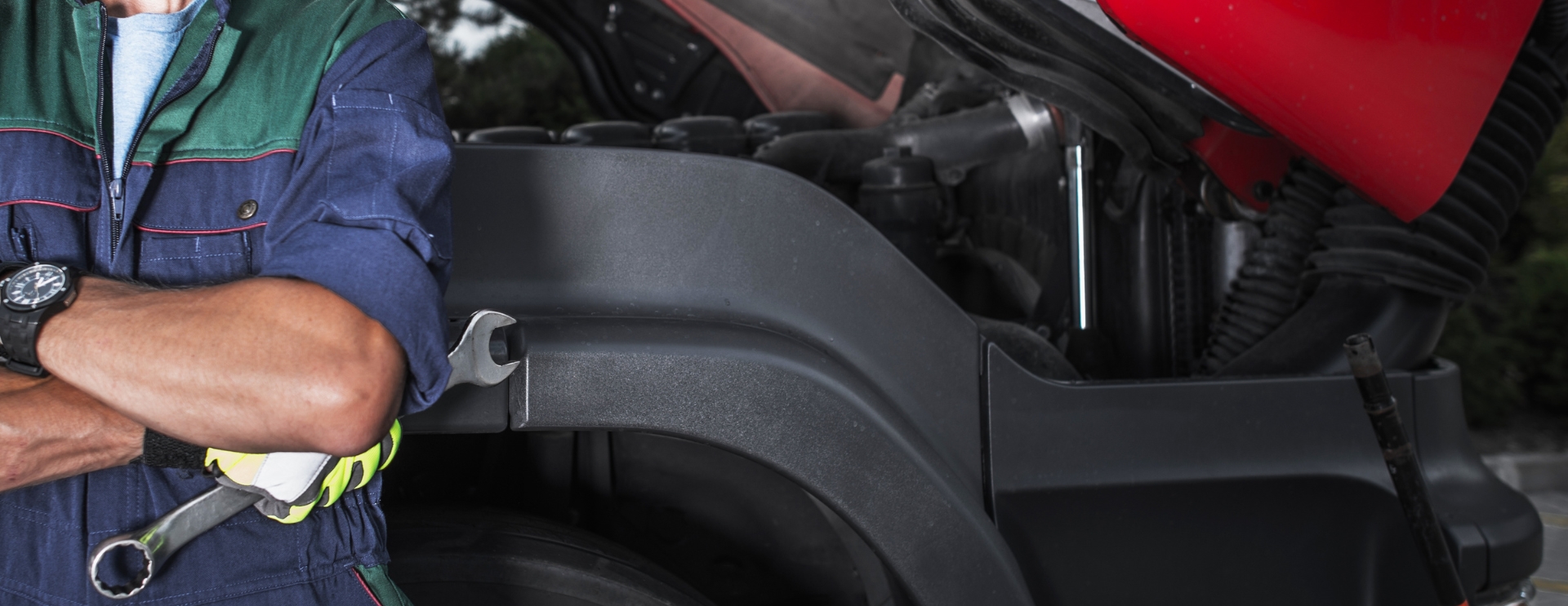 Technik serwisowy ciężarówek i naczep