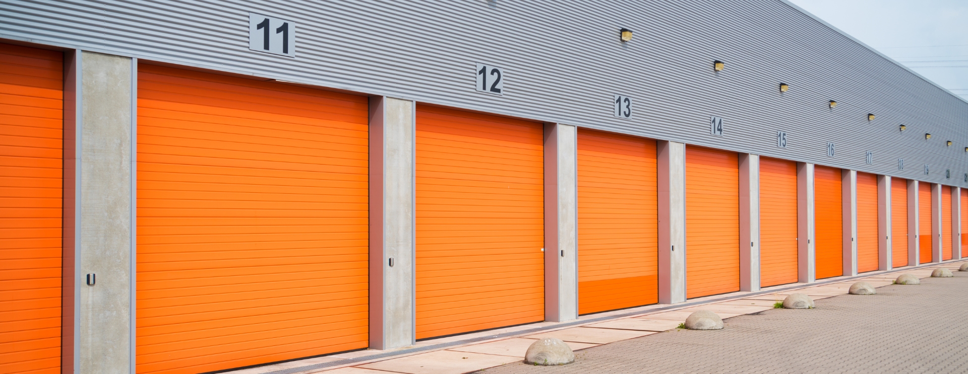 Pracownik produkcji bram przemysłowych