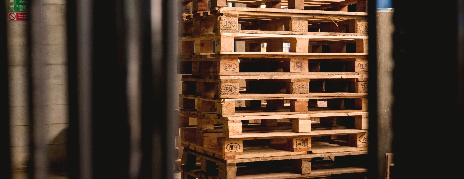 Pracownik produkcji w fabryce palet