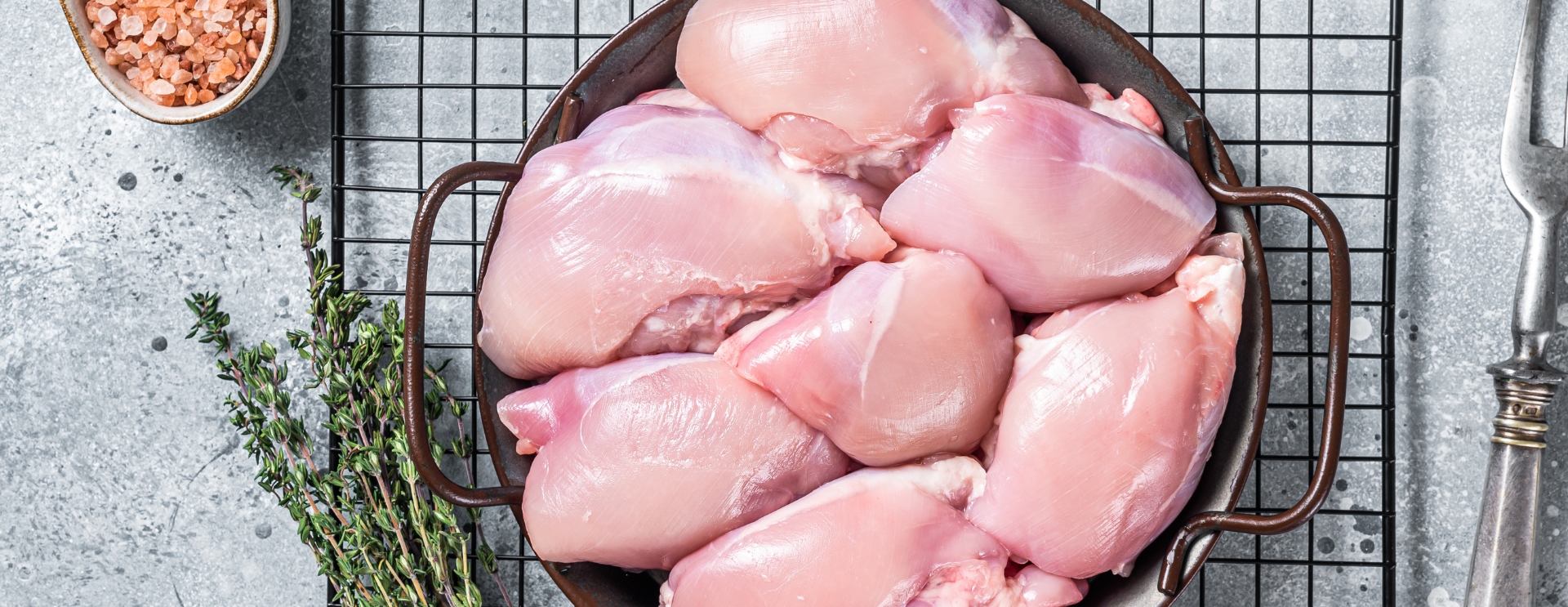 Pracownik produkcji na dziale z udkami