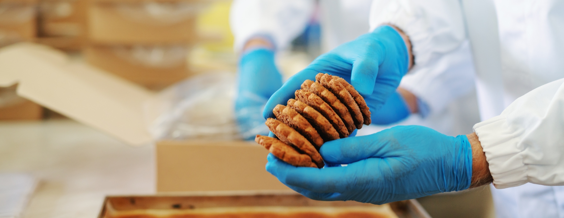 Pracownik pakowania w Piekarni Ciastek