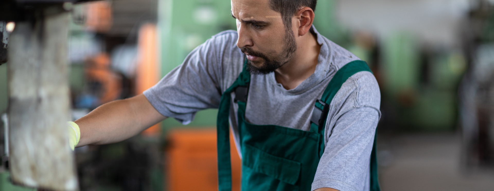 Operator prasy krawędziowej