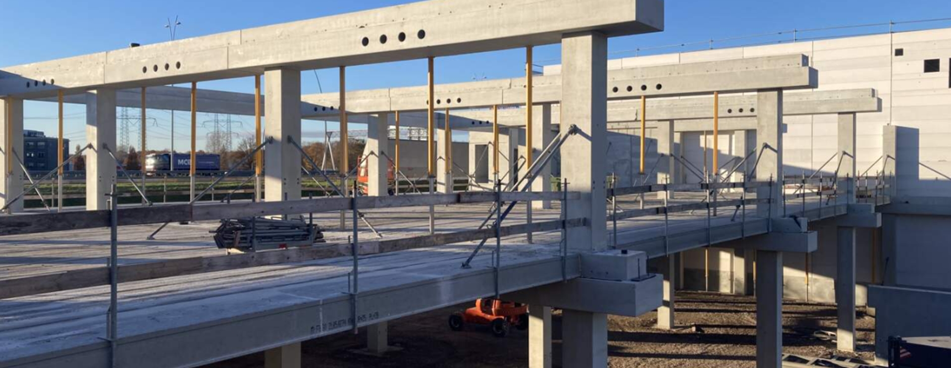 Pracownik produkcji prefabrykatów betonowych